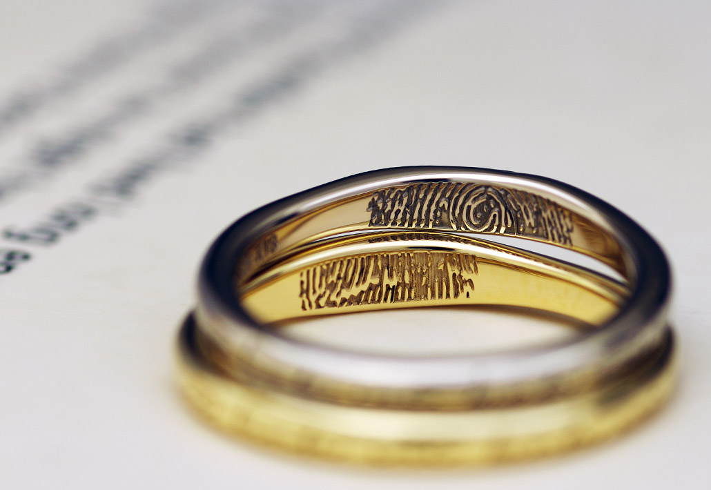 ふたりの指紋が刻印されたブラウンゴールドとイエローゴールドの結婚指輪（マリッジリング）