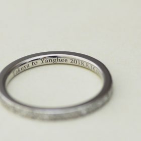 プラチナで出来たフルエタニティデザインの婚約指輪（エンゲージリング）の内側の刻印