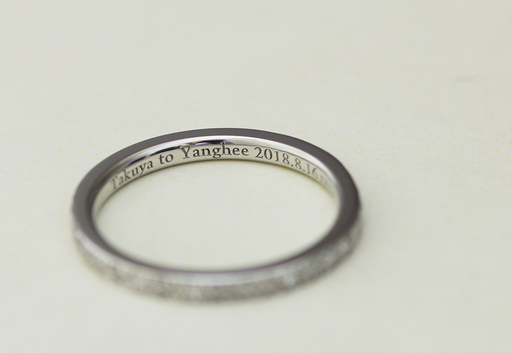 プラチナで出来たフルエタニティデザインの婚約指輪（エンゲージリング）の内側の刻印
