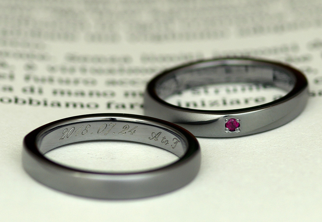 日付とイニシャルの刻印が入ったタンタルの結婚指輪（マリッジリング）