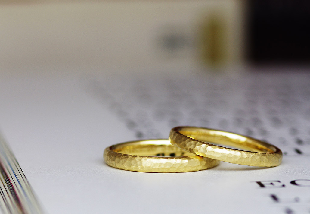 オーダーメイドでデザインしたイエローゴールドで鎚目の入った結婚指輪