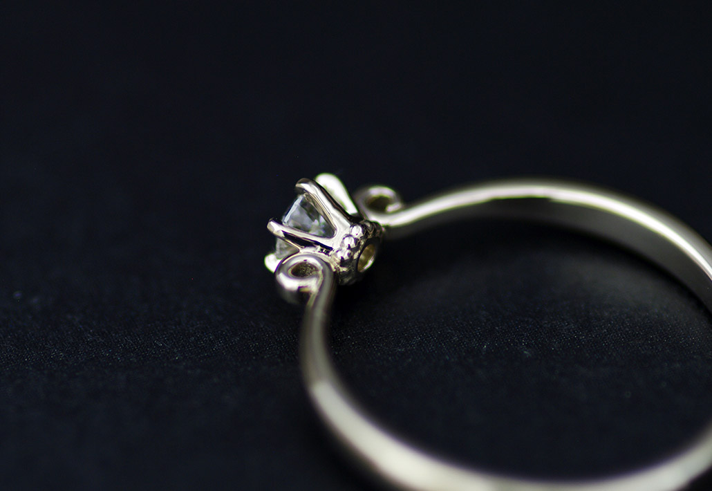 アンティークなデザインの婚約指輪（エンゲージリング）