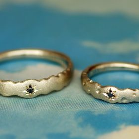 ブラウンゴールド製の個性的なデザインの結婚指輪