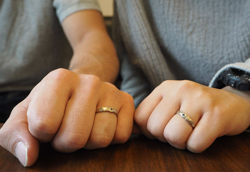 アトリエクラムオリジナルブランドの地金のブラウンゴールドの結婚指輪を着用しているご夫婦