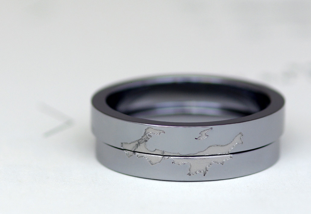 金属アレルギー対応素材のタンタルに新潟・富山・石川のシルエットが彫られた結婚指輪（マリッジリング）