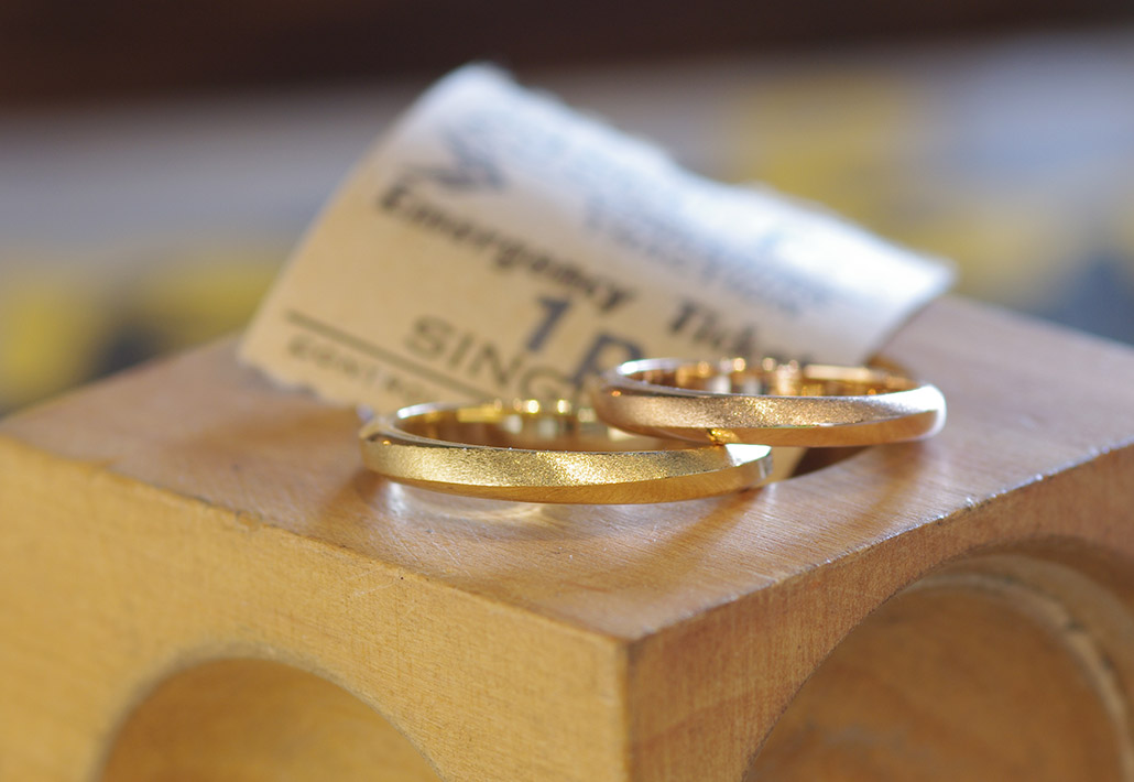 イエローゴールドとピンクゴールドのマット加工が入った結婚指輪（マリッジリング）