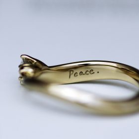 手描きの文字が刻印されている婚約指輪（エンゲージリング）