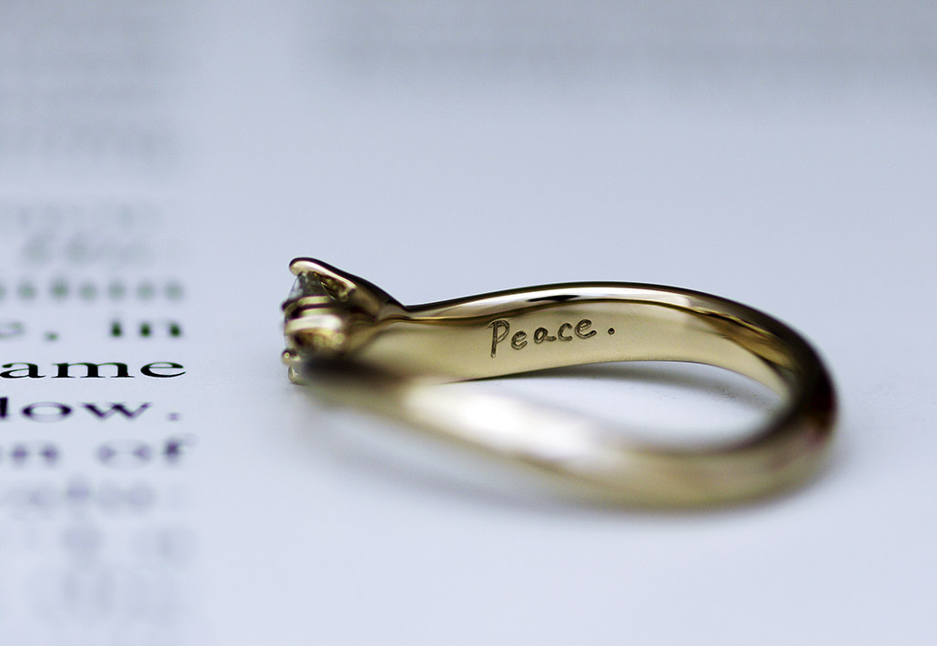 手作りの婚約指輪に刻印された直筆のメッセージ