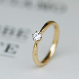 ピンクゴールドで作られたソリテールデザインの婚約指輪（エンゲージリング）