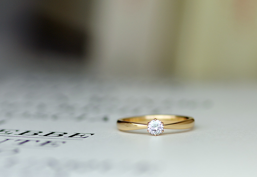 K18ピンクゴールドの華奢でかわいいソリティアデザインの婚約指輪（エンゲージリング）