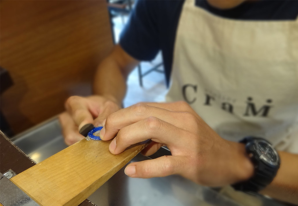 婚約指輪（エンゲージリング）をサプライズで手作りする男性