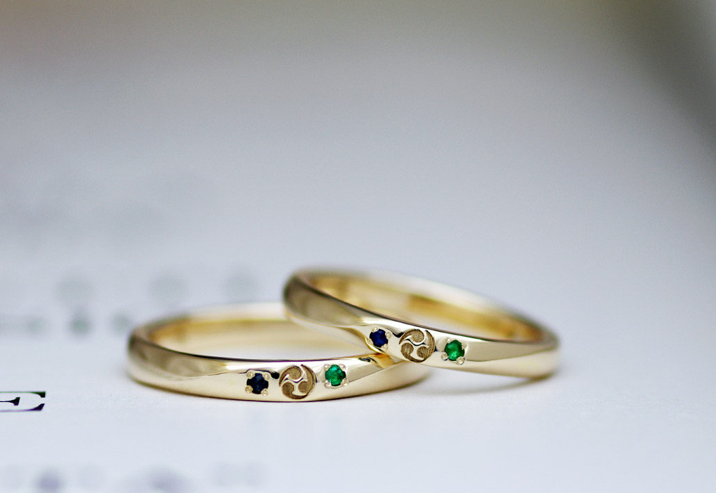 イエローゴールドのストレート甲丸デザインの結婚指輪（マリッジリング）