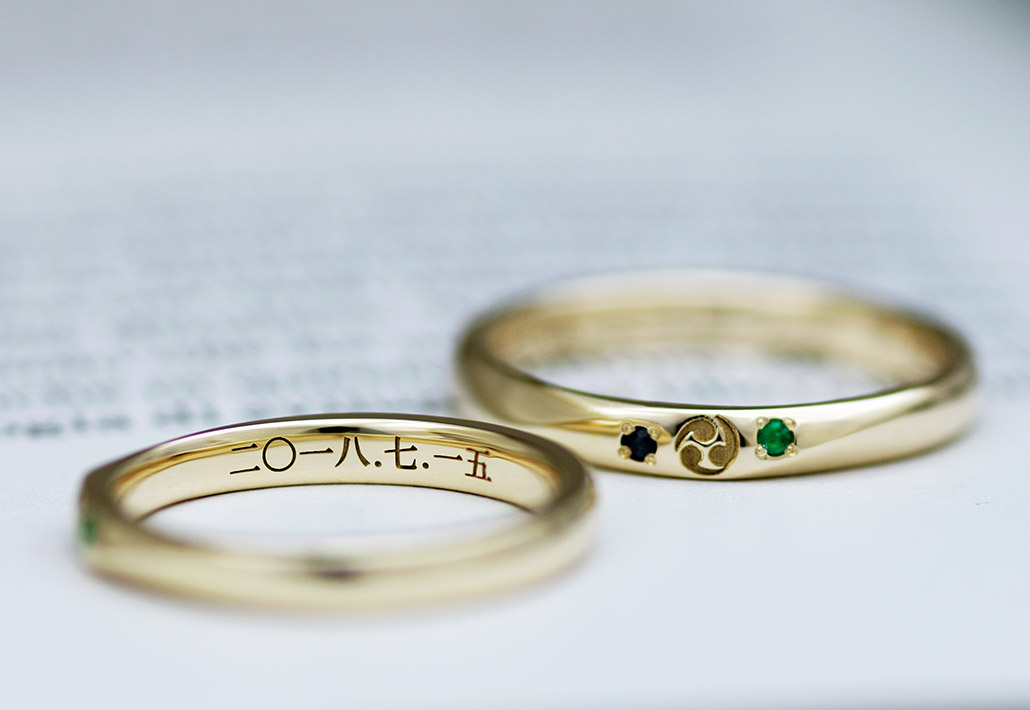 漢数字で入籍日を刻印したイエローゴールドの結婚指輪（マリッジリング）
