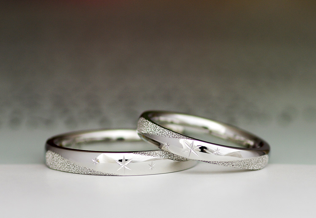 雪の結晶の手彫りのデザインが表面に入ったプラチナ950製の手作り結婚指輪（セルフメイドマリッジリング）