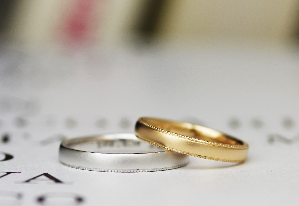 ホワイトゴールドとピンクゴールドで作られたシンプルな甲丸デザインの結婚指輪（マリッジリング）