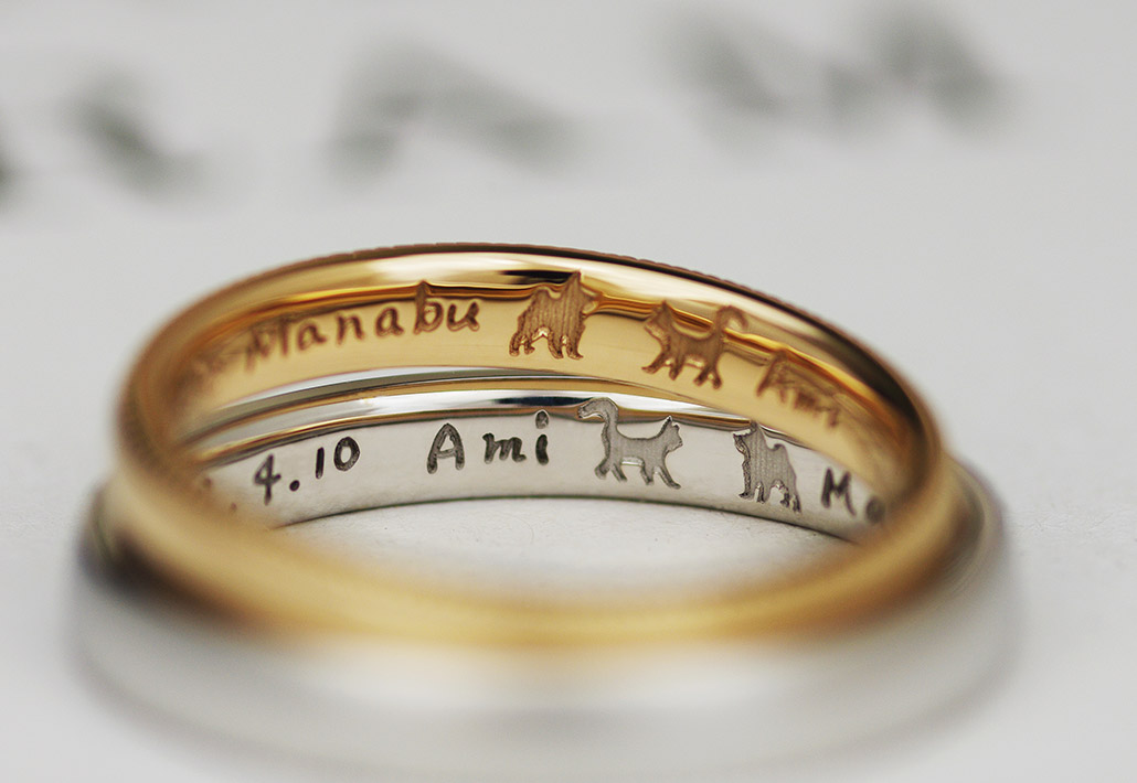 犬と猫のシルエットが刻印された結婚指輪の内側