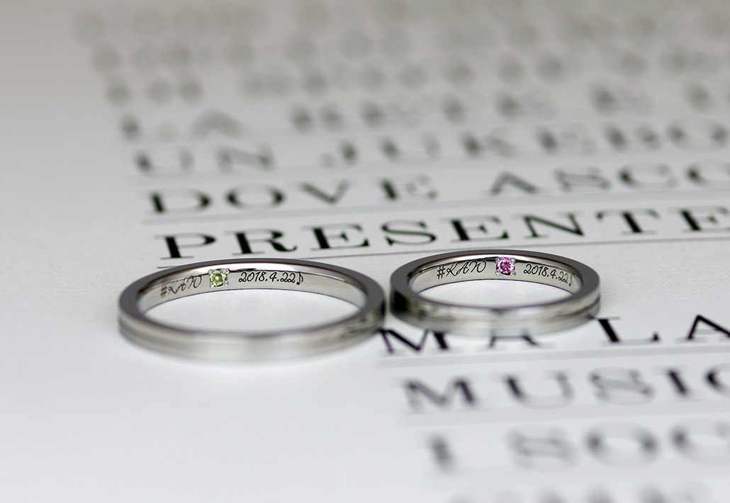 サージカルステンレス製の結婚指輪の内側に入った文字刻印