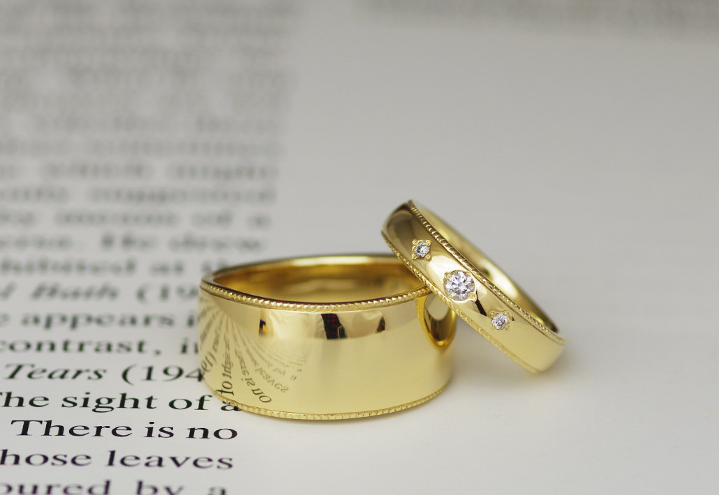 K18イエローゴールド素材の甲丸デザインと幅広リングの結婚指輪（マリッジリング）