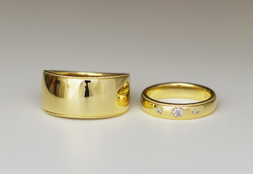 ミルグレイン（ミル打ち）が施された18金イエローゴールドの極太（幅広）デザインの結婚指輪（マリッジリング）
