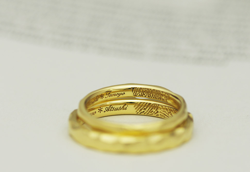 指紋の刻印が入ったイエローゴールドの結婚指輪