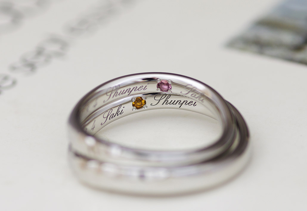 名前の刻印が入ったプラチナ製の結婚指輪（マリッジリング）