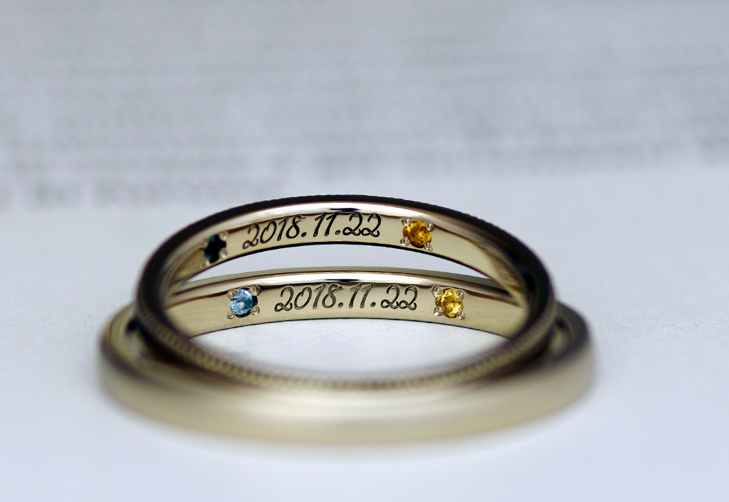 良い夫婦の日である11月22日の日付が刻印された結婚指輪（マリッジリング）