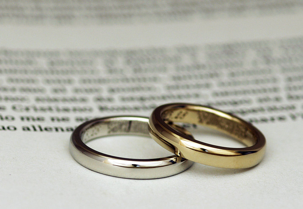 プラチナとゴールドで人気の甲丸ストレート形状の結婚指輪（マリッジリング）