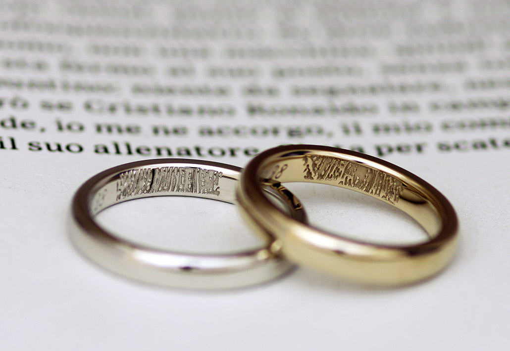 指紋が刻印されたプラチナとブラウンゴールドの結婚指輪