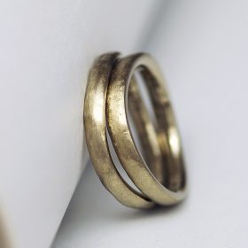 独特なテクスチャーが特徴の手作り結婚指輪（マリッジリング）