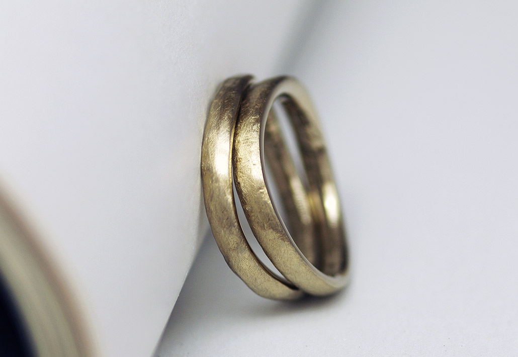 独特なテクスチャーが特徴の手作り結婚指輪（マリッジリング）
