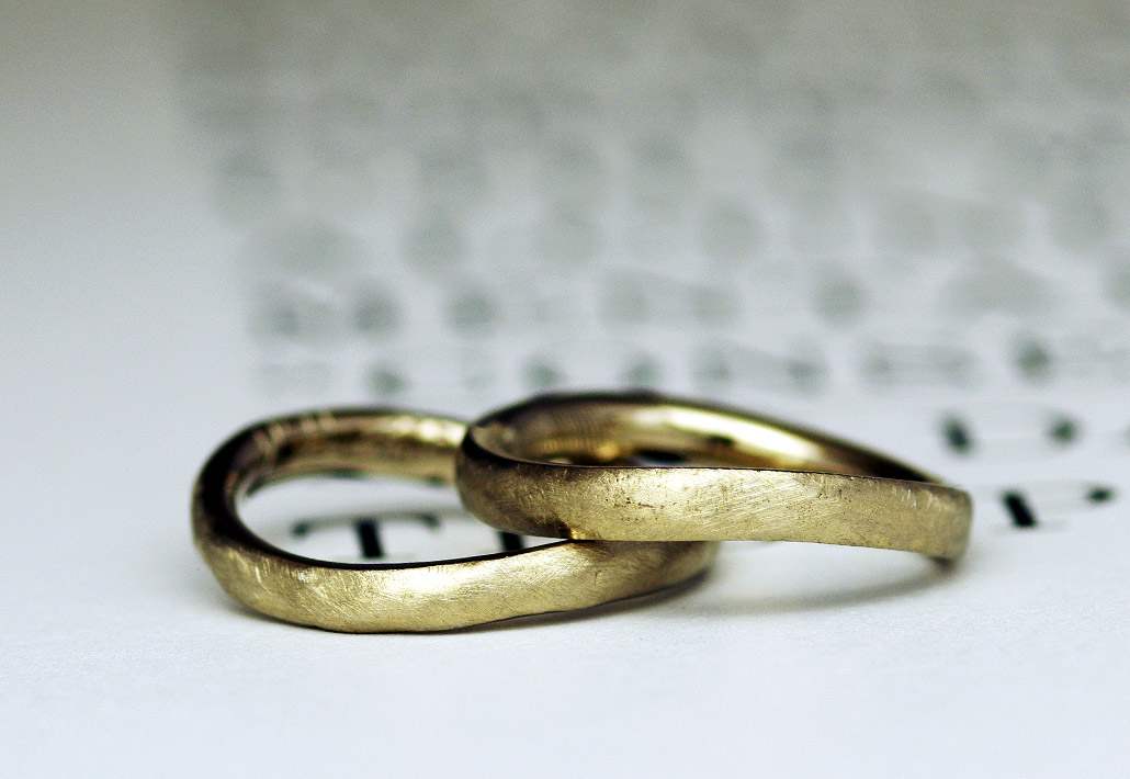 手作り感のあるブラウンゴール製のウェーブマリッジリング（結婚指輪）