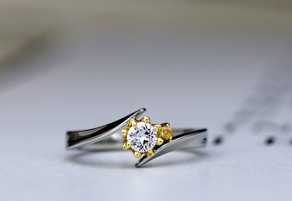 ひまわりのデザインの婚約指輪（エンゲージリング）