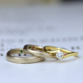 イエローゴールドのエンゲージリング（婚約指輪）とブラウンゴールドのマリッジリング（結婚指輪）のセットリング