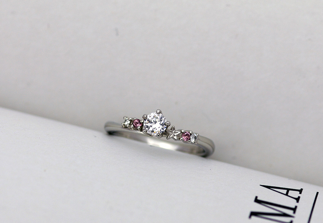 ジャスミンの花をイメージしたかわいいデザインのプラチナ950製の婚約指輪（エンゲージリング）