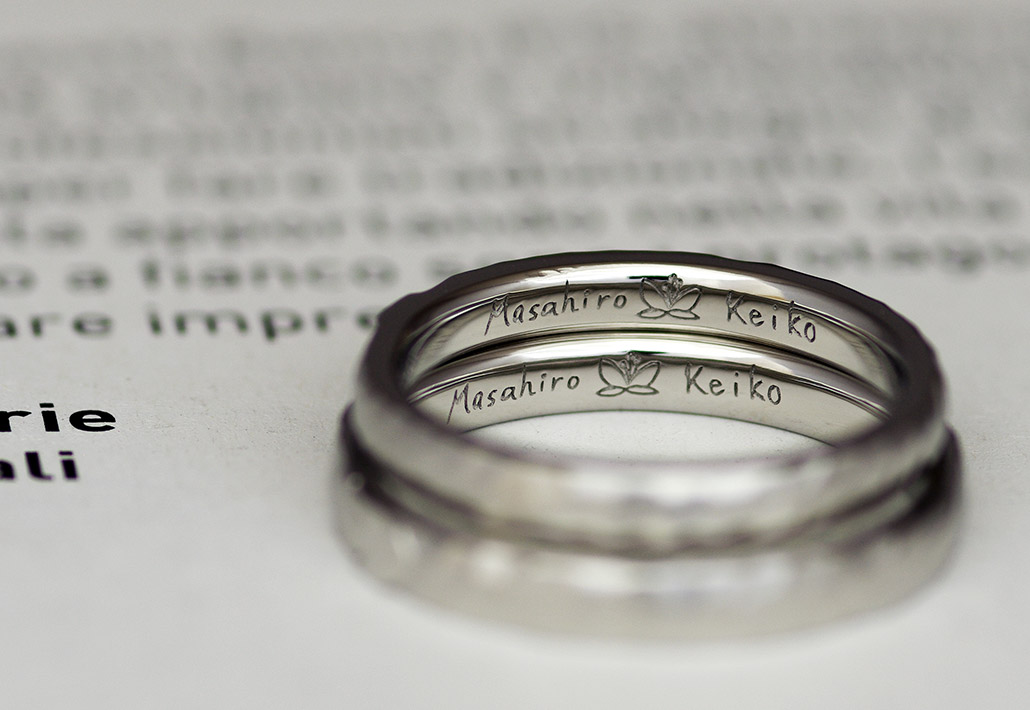 手描きの文字が刻印されている手作り結婚指輪（マリッジリング）