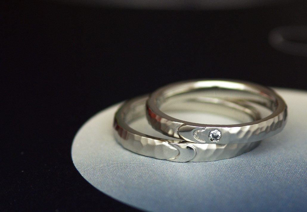流れる川をイメージした槌目模様の結婚指輪（マリッジリング）