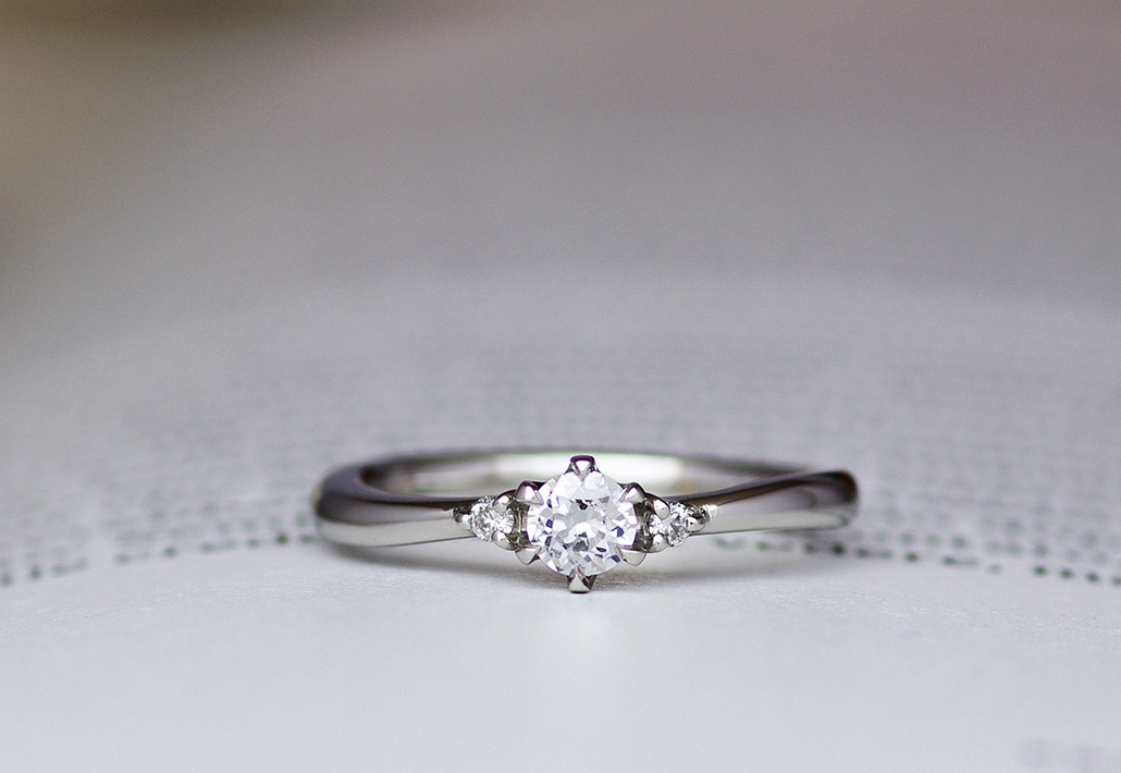 ダイヤモンドを3ピースセッティングしたシンプルな婚約指輪（エンゲージリング）
