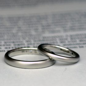 つや消し加工を施したプラチナ製の結婚指輪（マリッジリング）