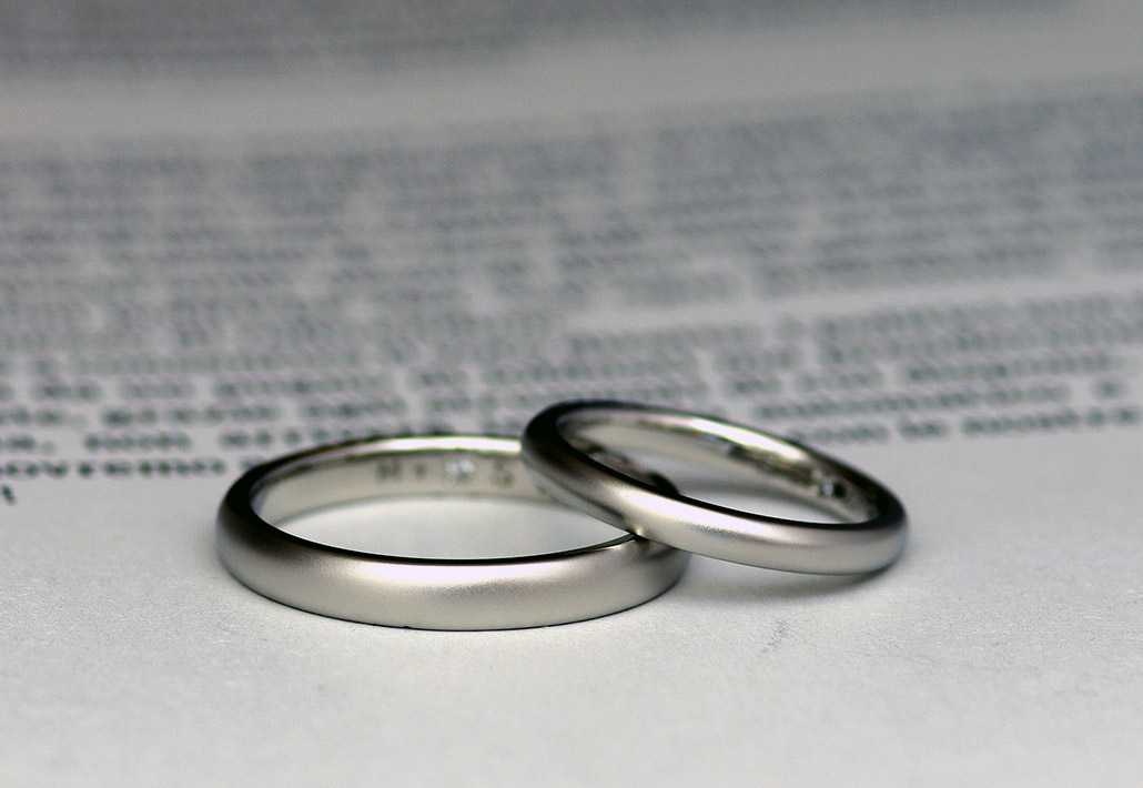 つや消し加工を施したプラチナ製の結婚指輪（マリッジリング）