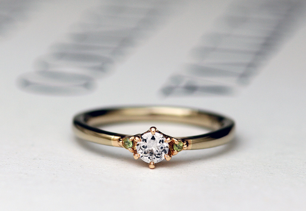 ブラウンゴールドとピンクゴールドの花をイメージしたシンプルな婚約指輪（エンゲージリング）
