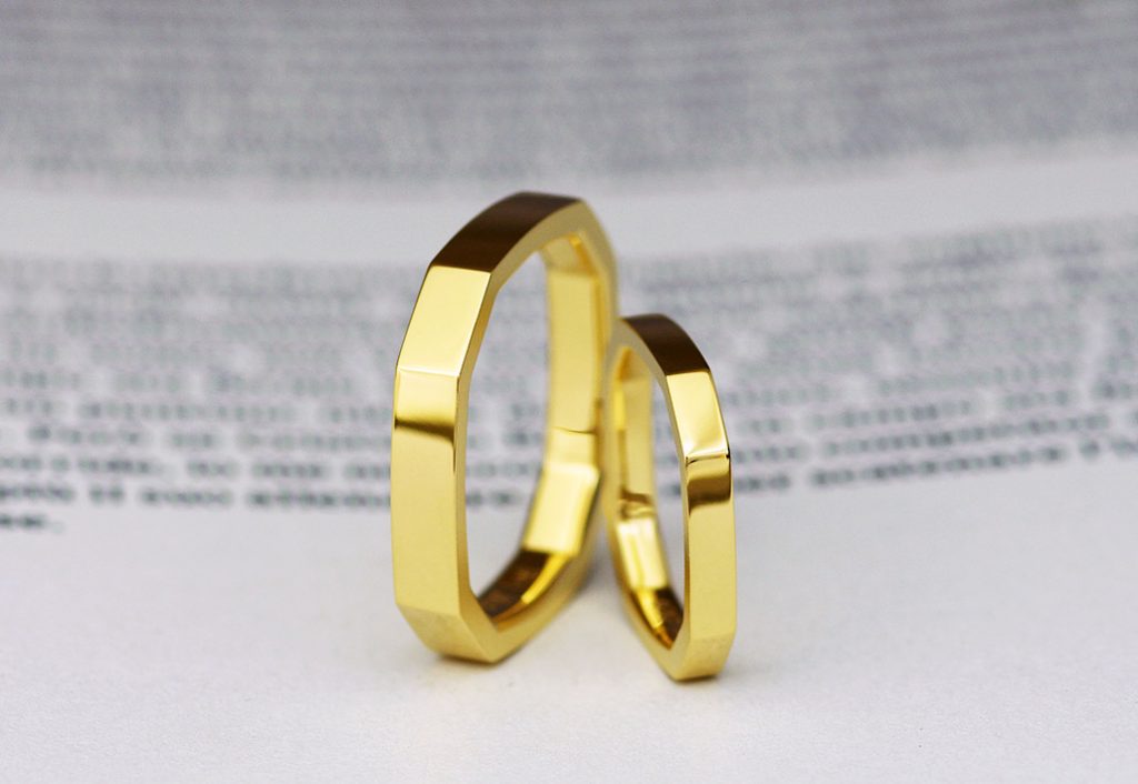 K18イエローゴールド素材の個性的なデザインの結婚指輪（マリッジリング）