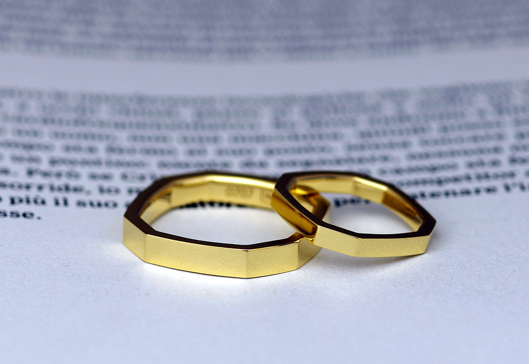 イエローゴールド製のカクカクした多角八面デザインの個性的な結婚指輪（マリッジリング）