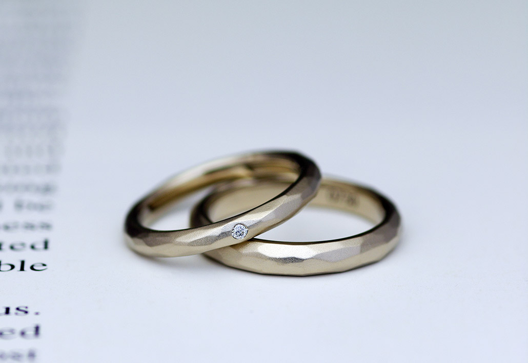 K18ブラウンゴールドの槌目デザインのマット仕上げのマリッジリング（結婚指輪）