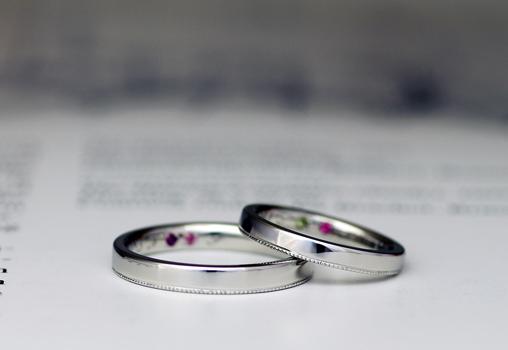 ミルグレイン（ミル打ち）が施されたプラチナ素材の結婚指輪（マリッジリング）
