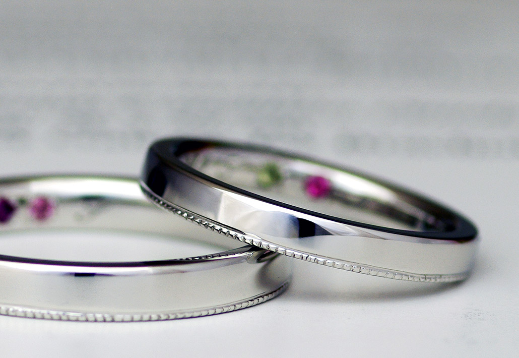 着け心地良く角を丸くした平打ち形状の結婚指輪（マリッジリング）