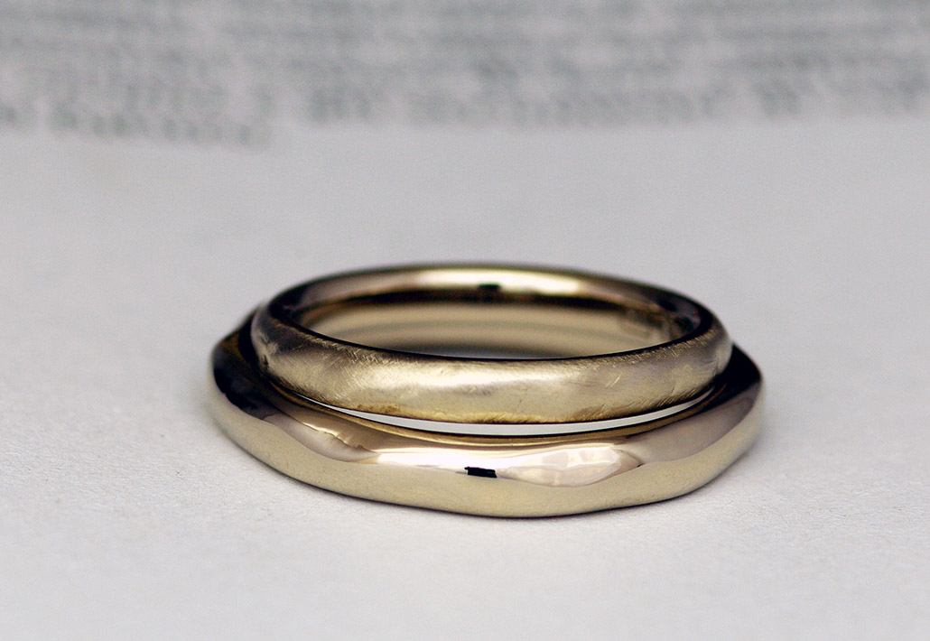 手作り感のあるブラウンゴールドの鏡面とつや消しの結婚指輪（マリッジリング）