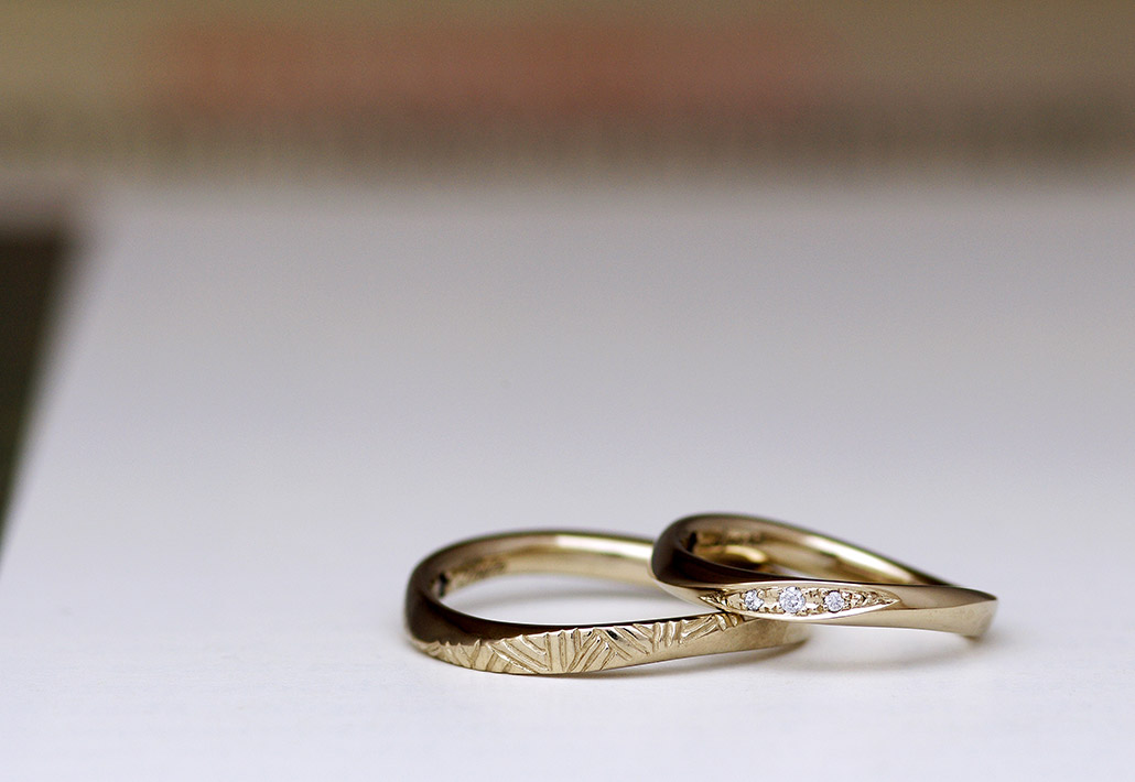 結婚指輪で人気のウェーブひねりのデザインに個性的なテクスチャーとダイヤモンドを入れた手作り結婚指輪（セルフメイドマリッジリング）