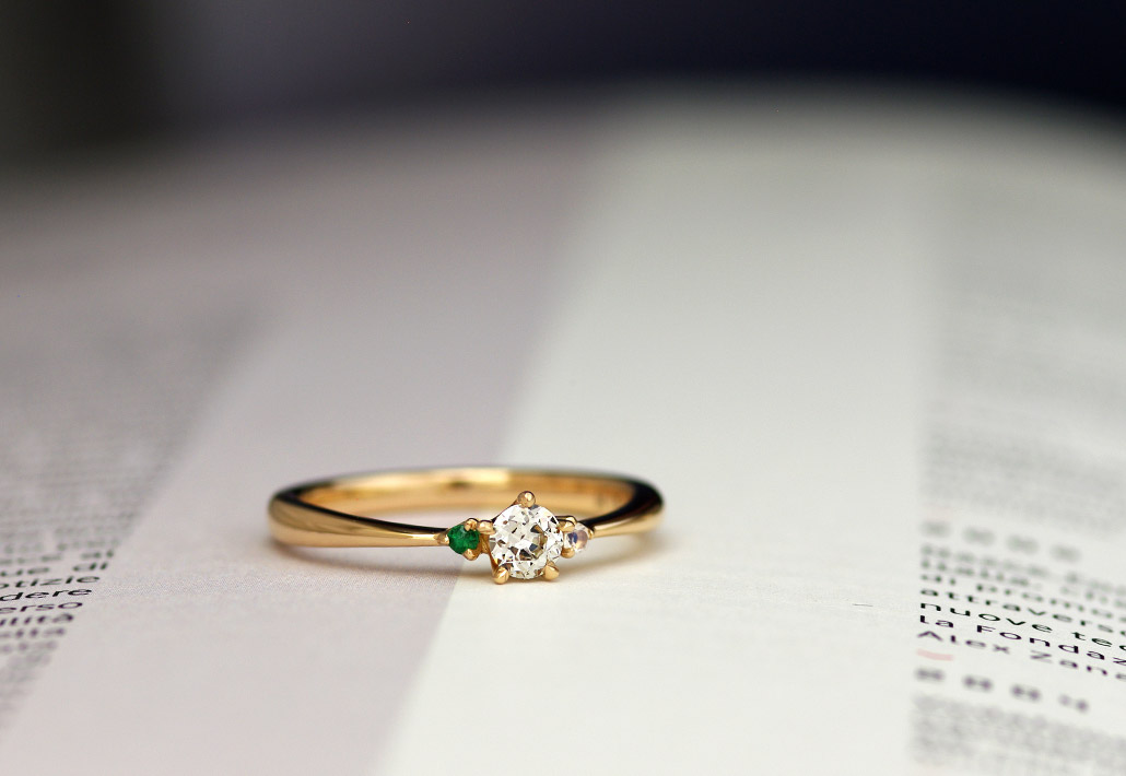 ピンクゴールドの素材で星の形をイメージしたかわいい婚約指輪（エンゲージリング）