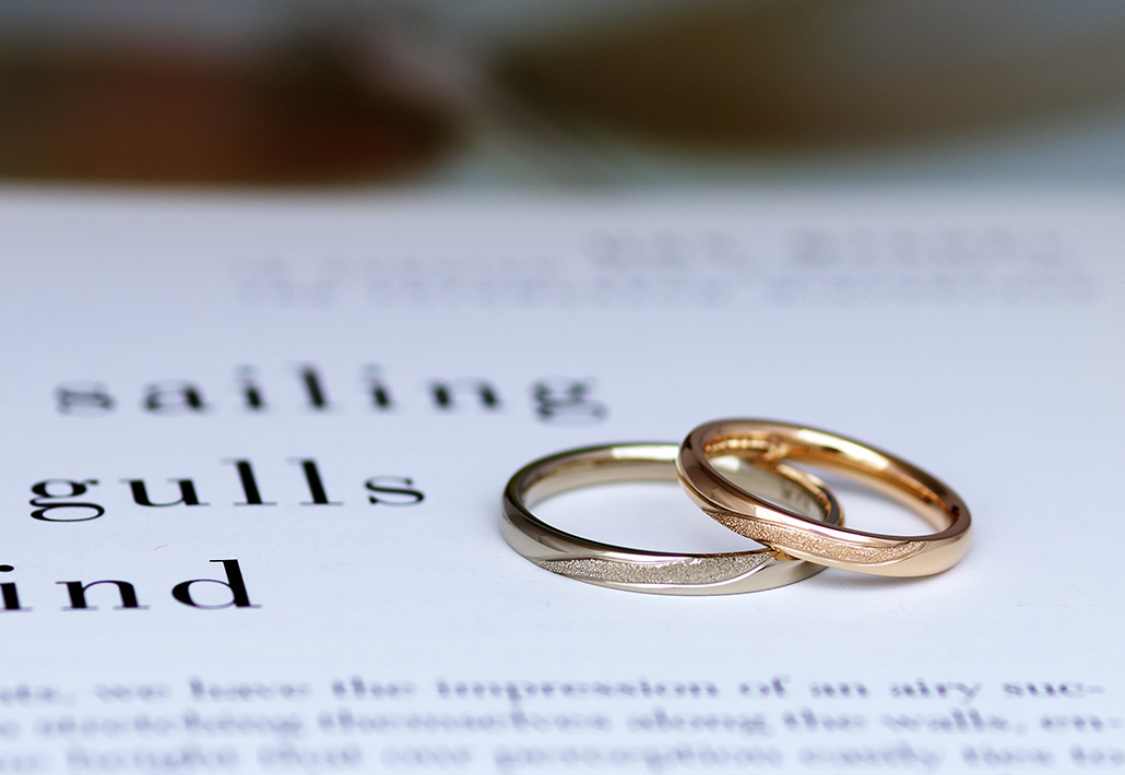 ピンクゴールドとブラウンゴールドのスターダスト加工が施された甲丸ストレートのオーダーメイド結婚指輪（マリッジリング）