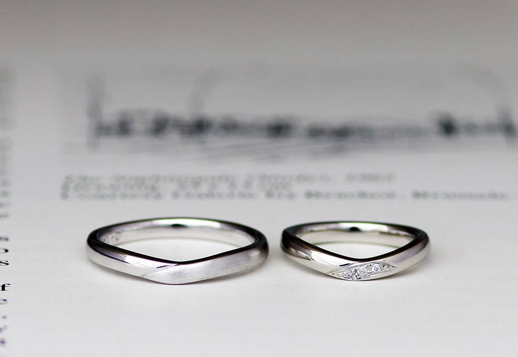 プラチナ素材のV字デザインの結婚指輪（マリッジリング）